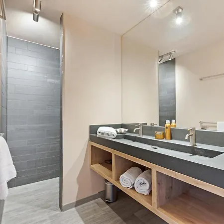 13 - Statement | Design On The Waterfront With A Private Villa *